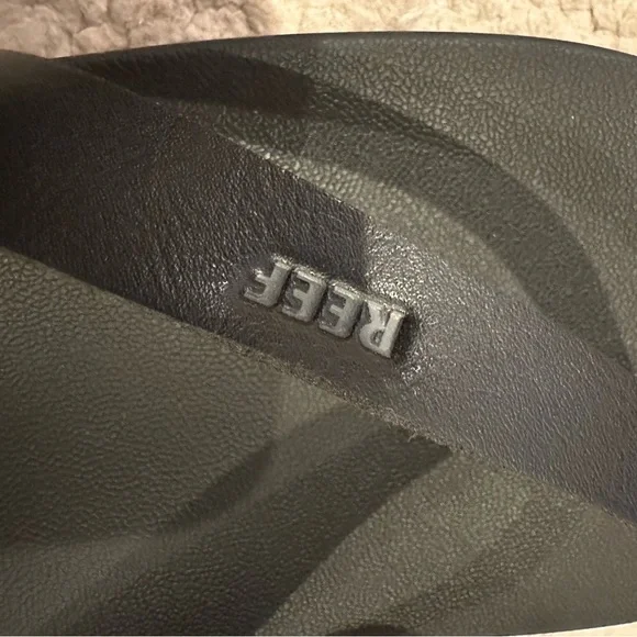 Reef Cushion Court Black Sandals! The cutest little flip flop 🩴 and so comfy! - Picture 4 of 5